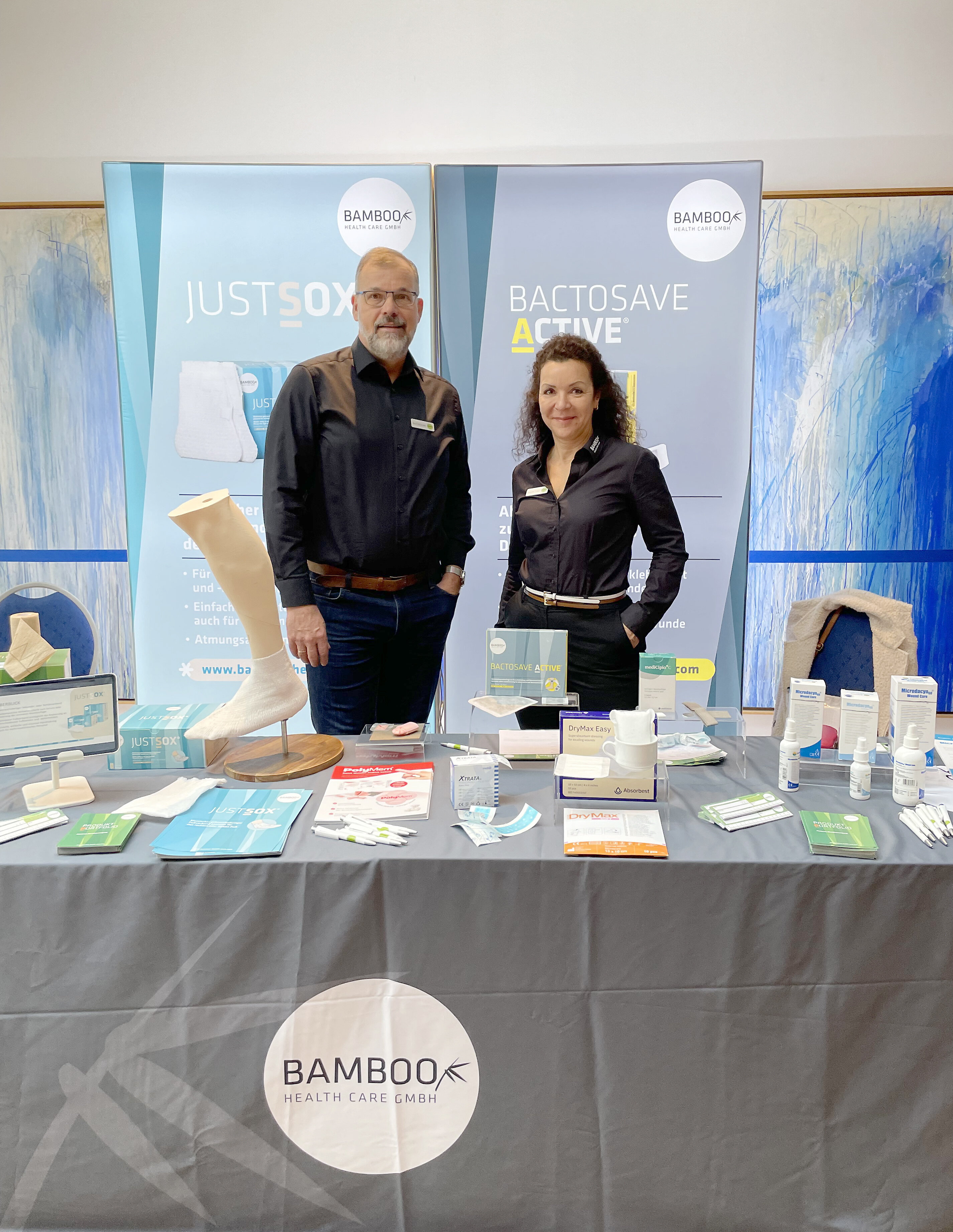 Jacqueline Goldack und Bernd Brückmann hinter unserem Stand am 8. Potsdamer Wundsymposium | © Bamboo Health Care GmbH