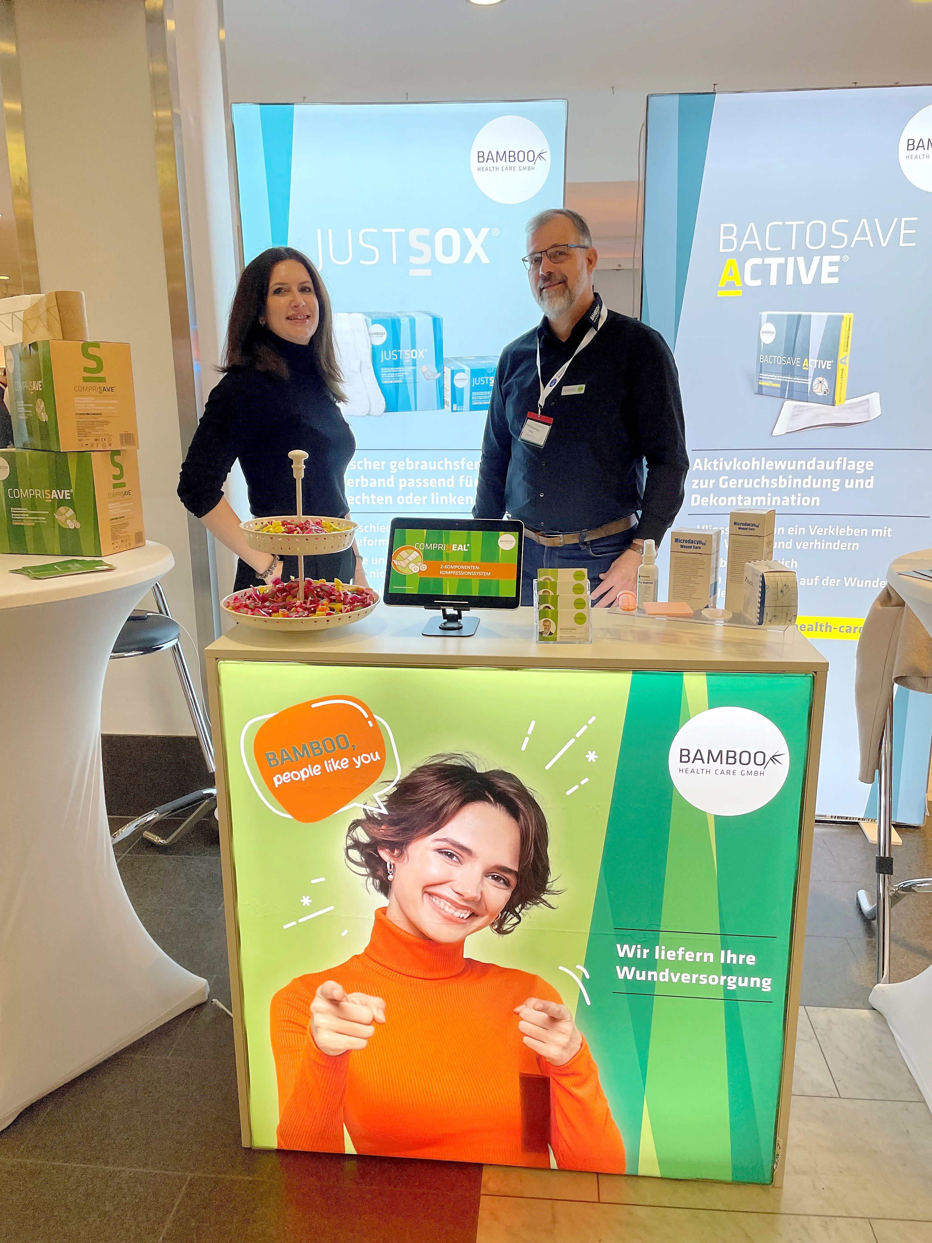 Tina Schön und Bernd Brückmann hinter unserem Stand am 17. IWC in Köln | © Bamboo Health Care GmbH