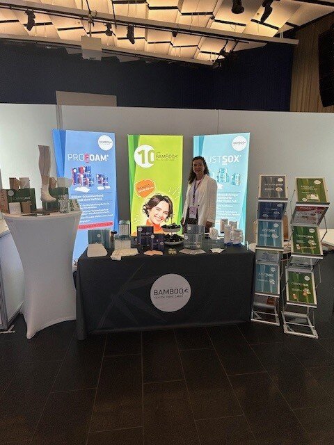 Unsere Außendienst Mitarbeiterin Jacqueline hinter unserem Messestand auf dem Berliner Wundkosmos. | © Bamboo Health Care GmbH