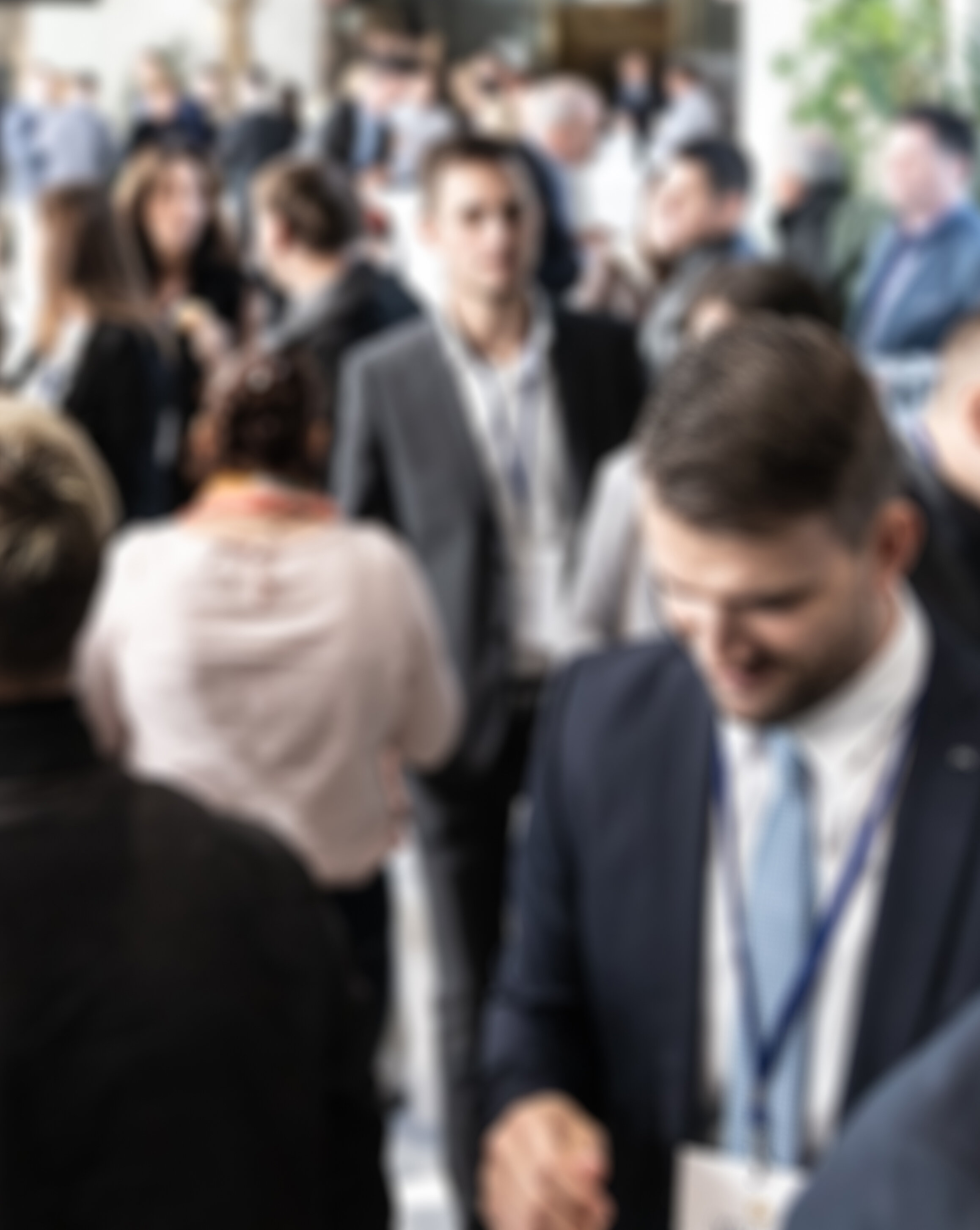 Menschengruppe auf einer Messe.