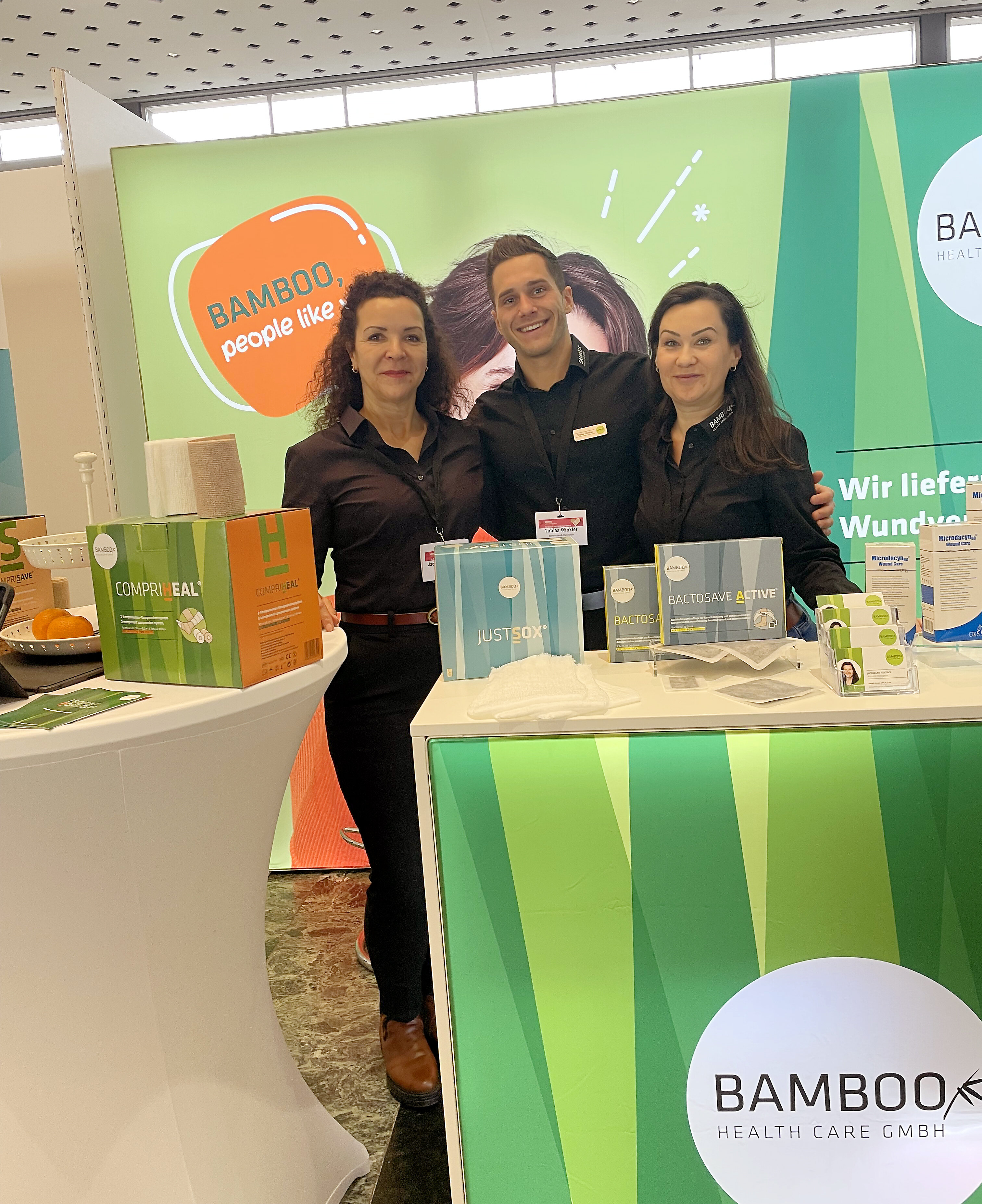 Unsere Außendienstmitarbeiter Jacqueline Goldack, Tobias Winkler und Katharina Model hinter unserem Messestand am Nürnberger Wundkongress. | © Bamboo Health Care GmbH