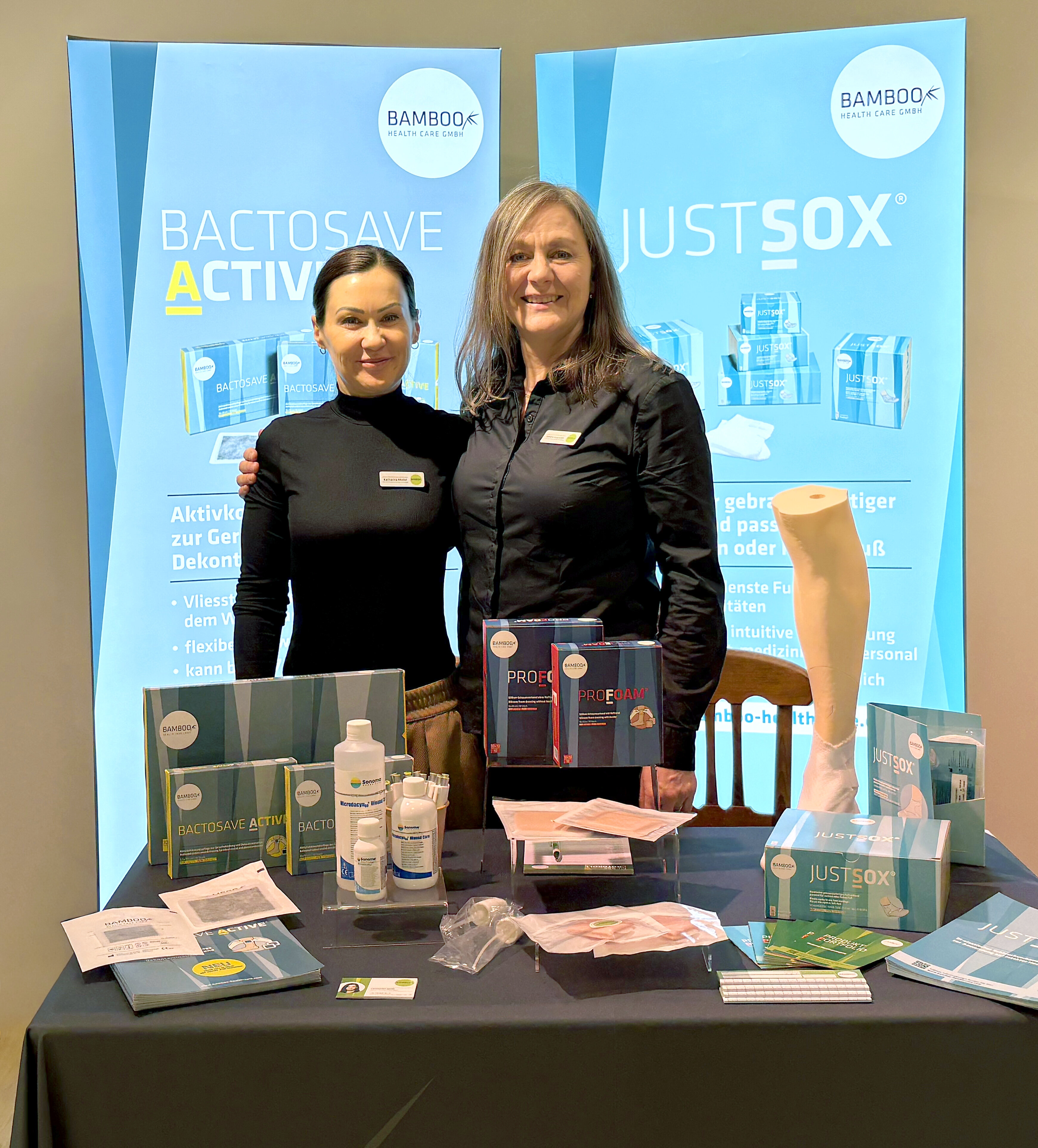 Unsere Außendienstmitarbeiterinnen Katharina Model und Sandra Kaersten hinter unserem Messestand. | © Bamboo Health Care GmbH