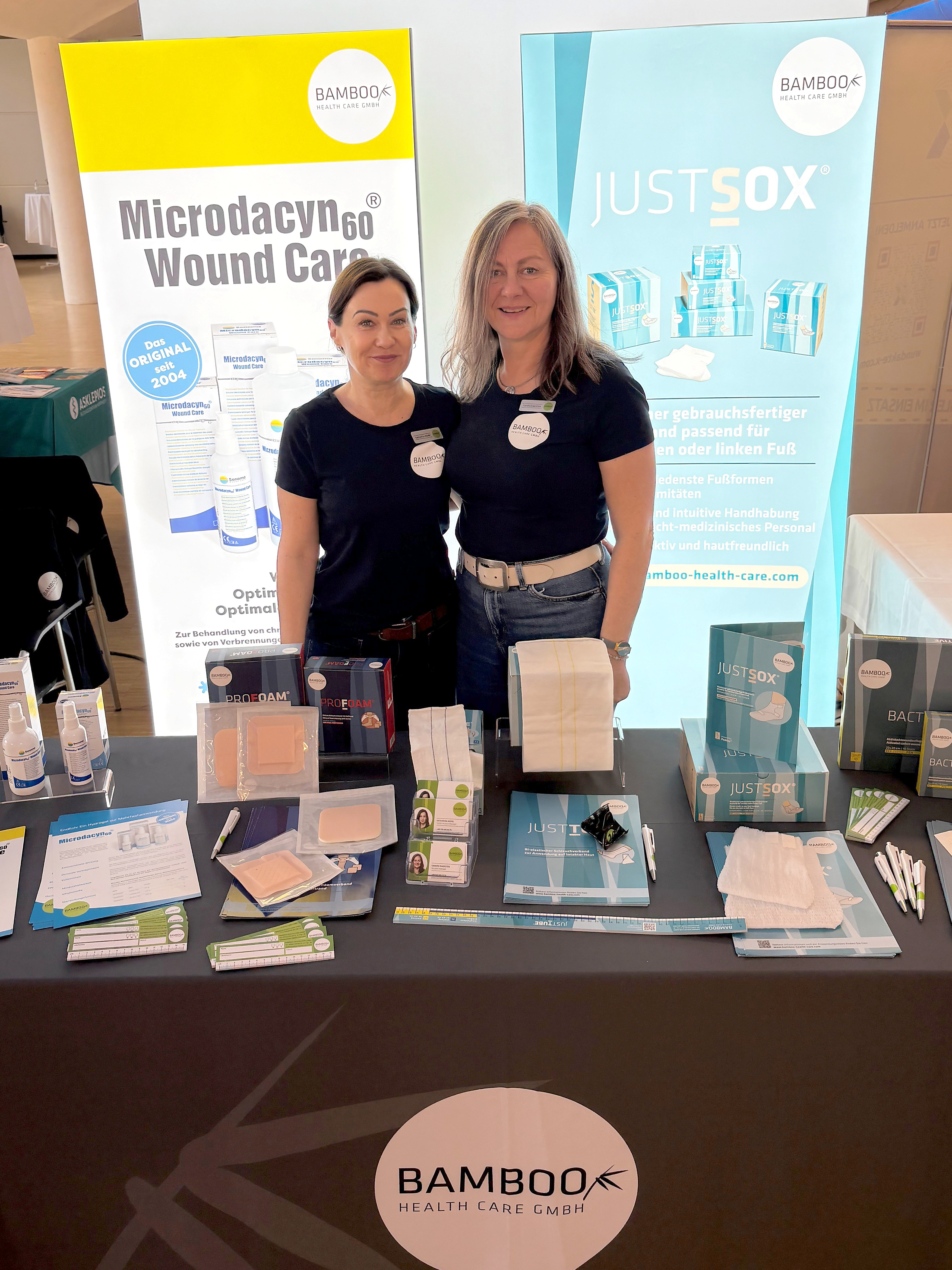 Unsere Außendienstmitarbeiterinnen Katharina Model und Sandra Kaersten hinter unserem Messestand. | © Bamboo Health Care GmbH