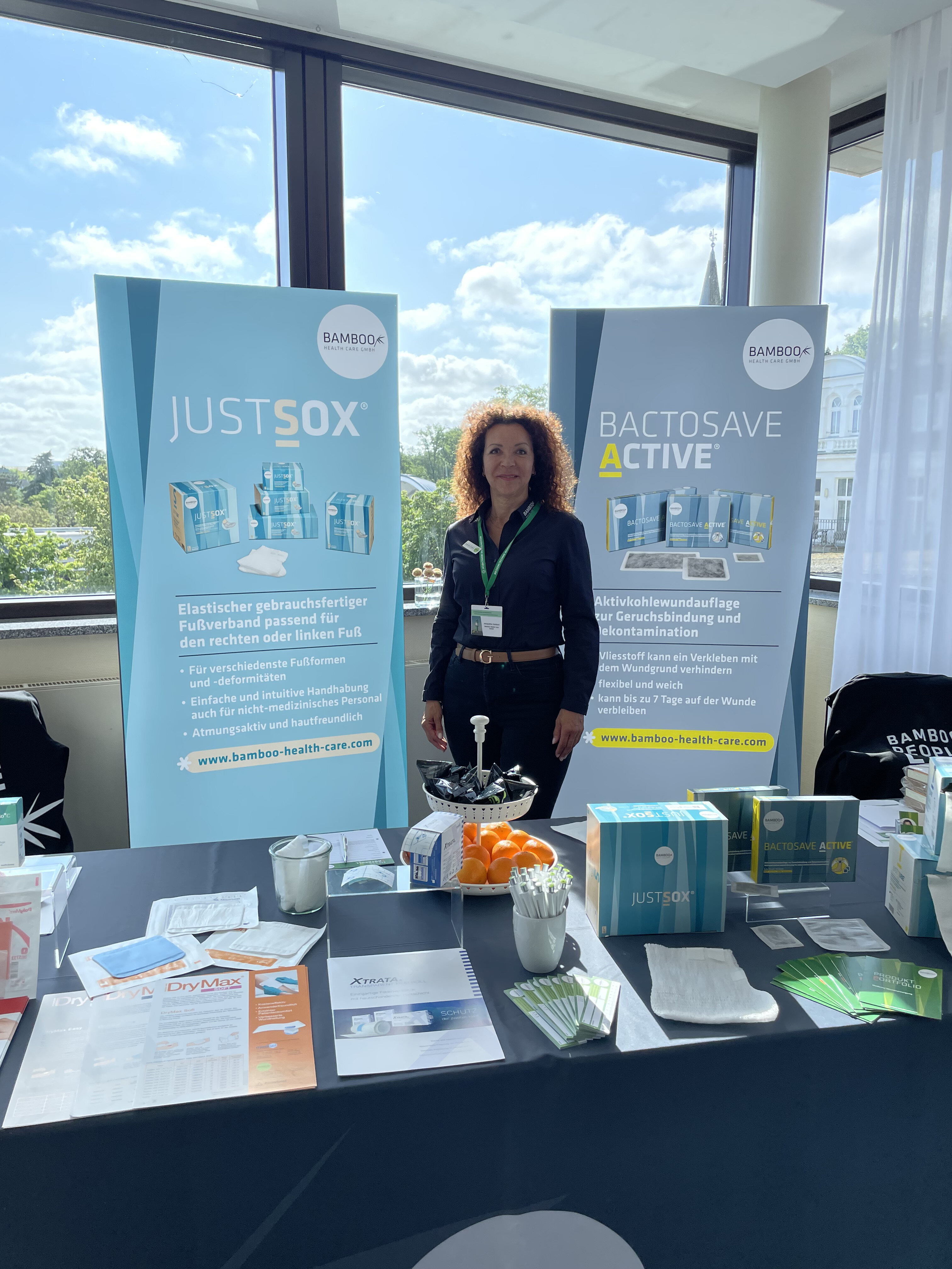 Unsere Außendienstmitarbeiterin Jacqueline Goldack hinter unserem Messestand. | © Bamboo Health Care GmbH
