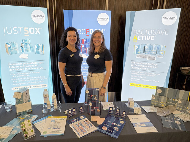 Unsere Außendienstmitarbeiterinnen Jacqueline Goldack und Sandra Kaersten hinter unserem Messestand. | © Bamboo Health Care GmbH