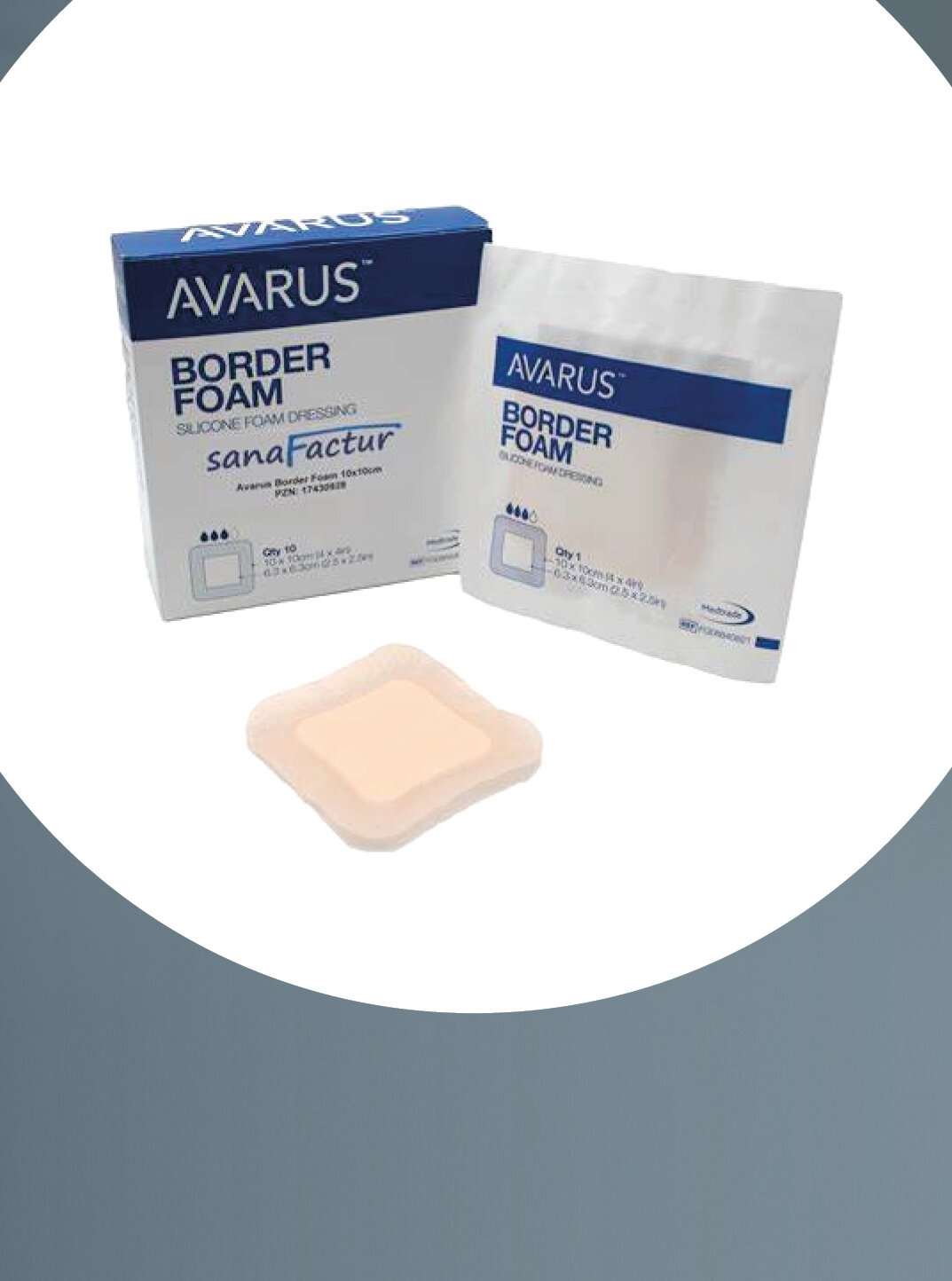 Im Fokus die Verpackung von sanaFactur Avarus Border Foam, stehend mit einem Schaumverband im Vordergrund.