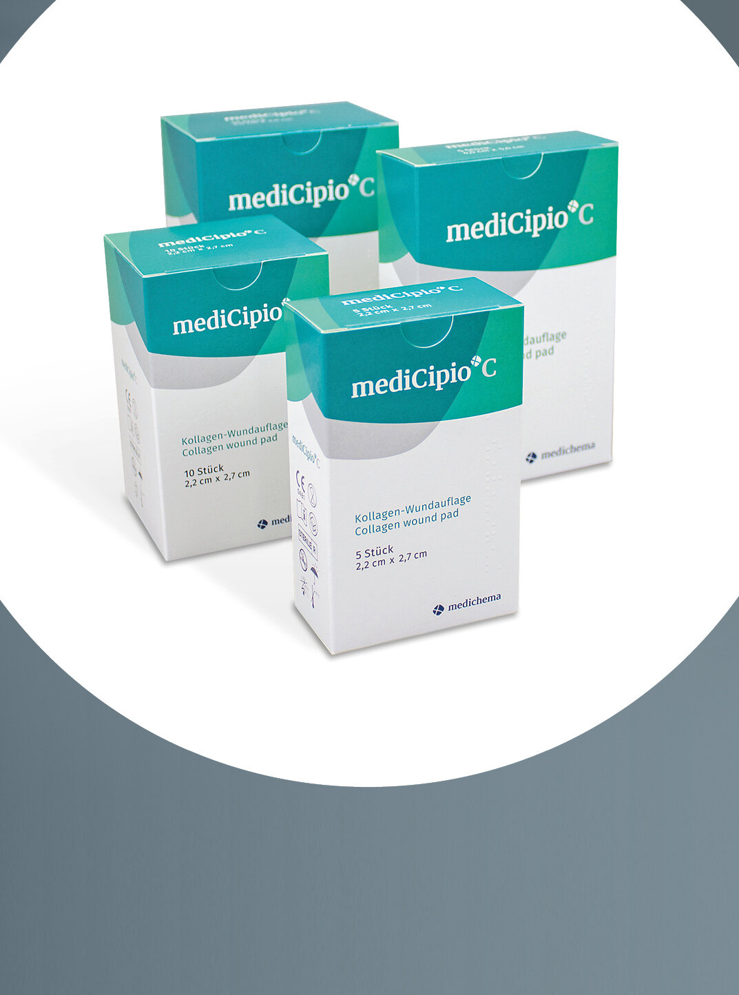 Im Fokus vier verschiedene Verpackungsgrößen des Produktes mediCipio® C von medichema, stehend als Gruppe.