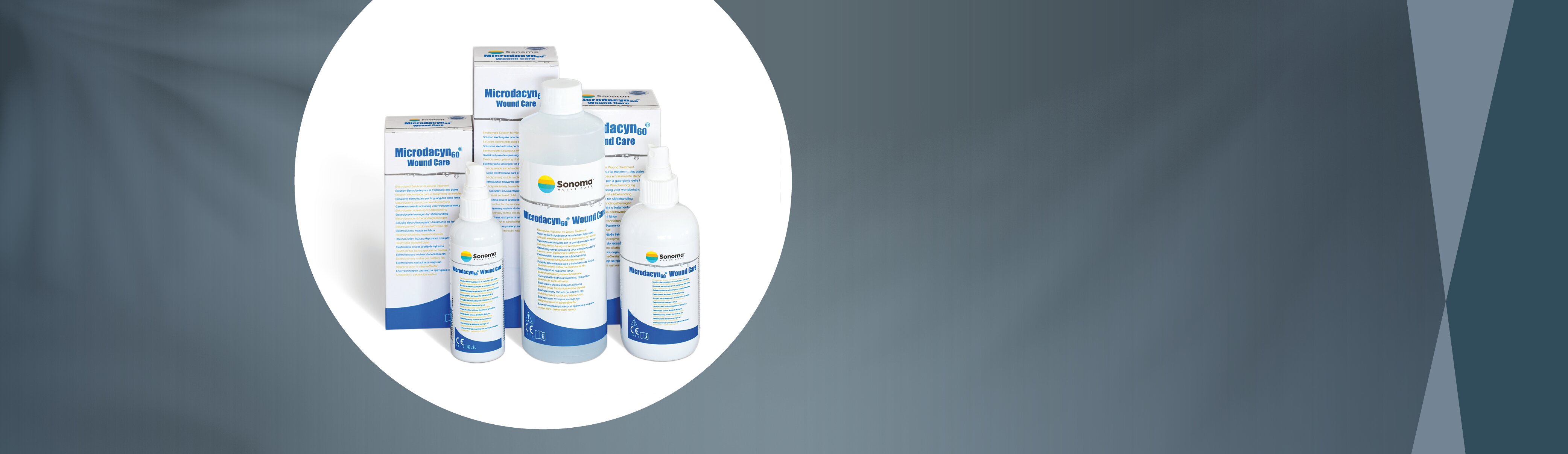 Im Fokus drei verschiedene Verpackungsgrößen des Produktes Microdacyn® Wundspüllösung von Sonoma Pharmaceuticals, stehend mit drei Einzelflaschen im Vordergrund. | © Bamboo Health Care GmbH