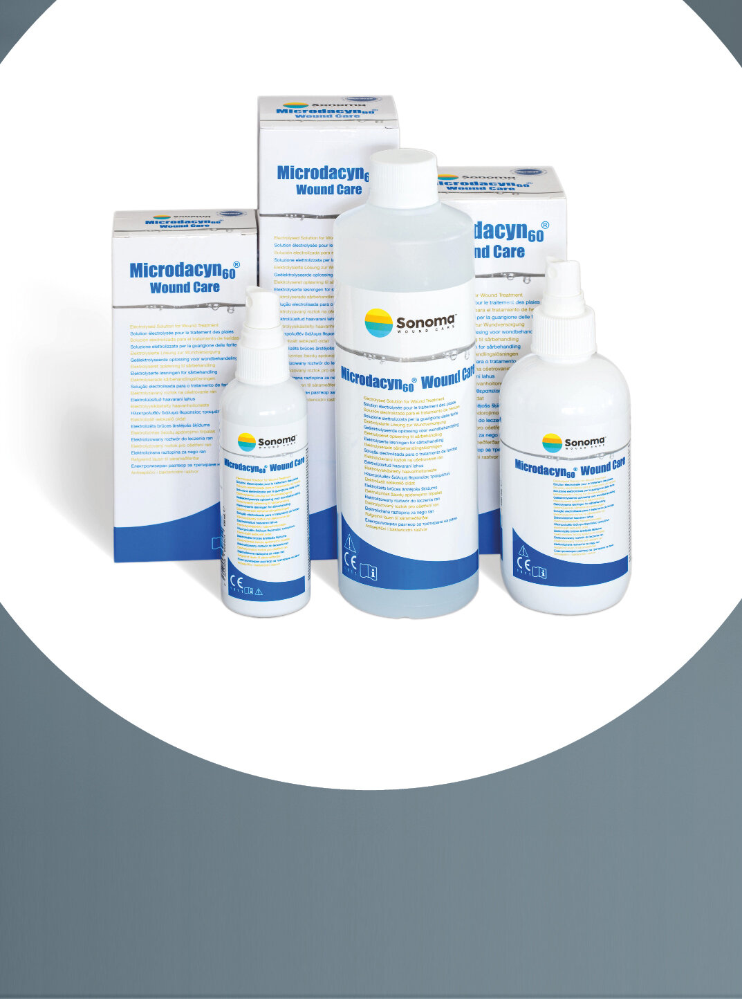Im Fokus drei verschiedene Verpackungsgrößen des Produktes Microdacyn® Wundspüllösung von Sonoma Pharmaceuticals, stehend mit drei Einzelflaschen im Vordergrund. | © Bamboo Health Care GmbH