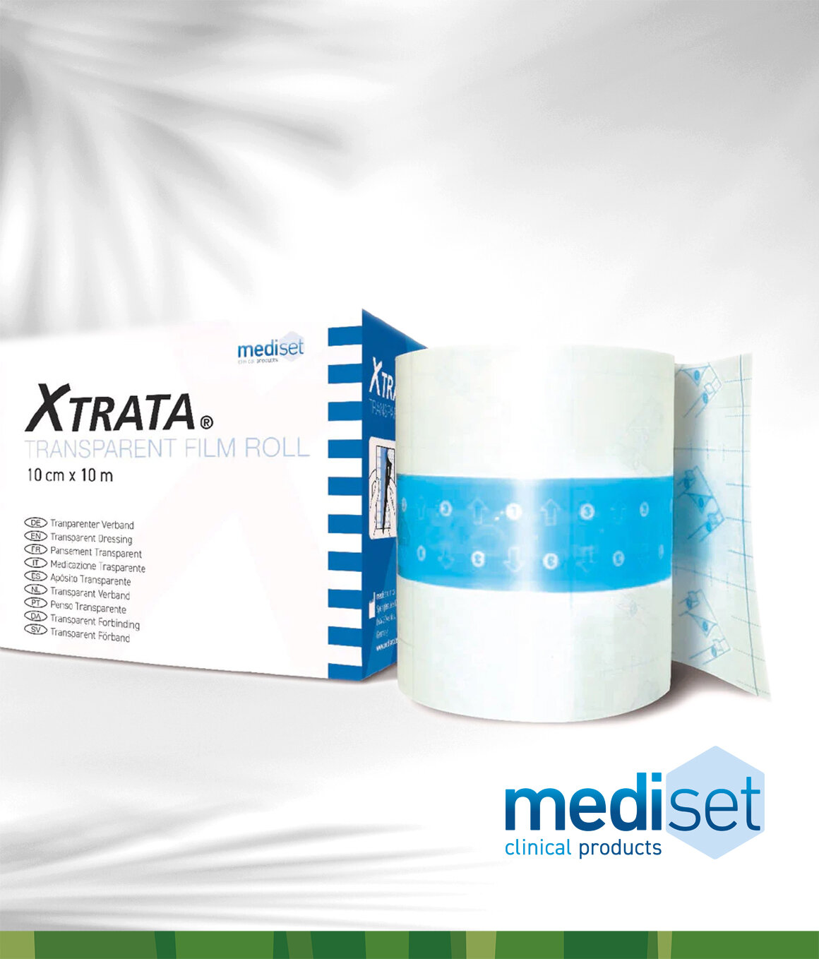 Die Verpackung von Xtrata® des Herstellers mediset clinical products mit einer Rolle Folienverband im Vordergrund und passendem Herstellerlogo auf weißem Hintergrund mit Schatten von Bambusblättern.