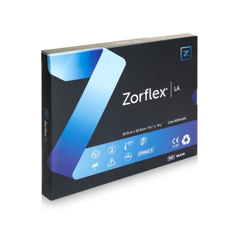 Die Verpackung von sanaFactur Zorflex®LA, stehend mit einer Wundauflage im Vordergrund.