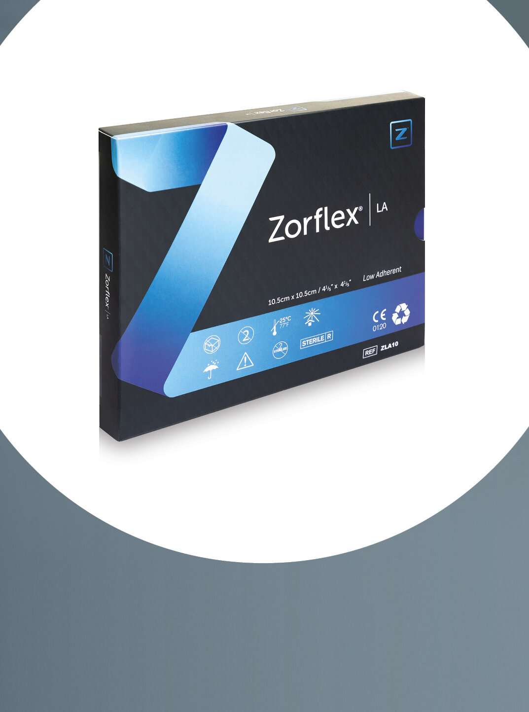 Im Fokus die Verpackung von sanaFactur Zorflex®LA, stehend mit einer Wundauflage im Vordergrund.