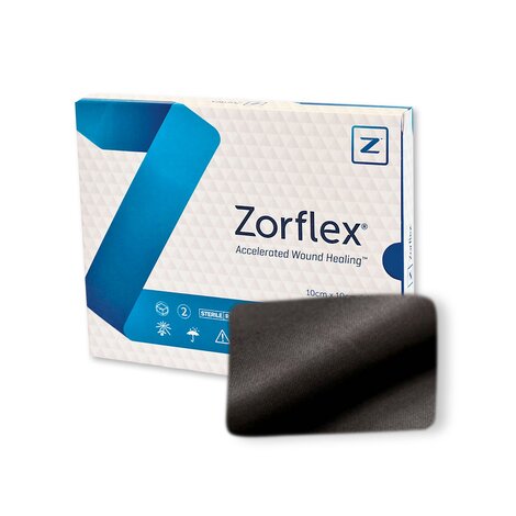 Die Verpackung von sanaFactur Zorflex®, stehend mit einer Wundauflage im Vordergrund.