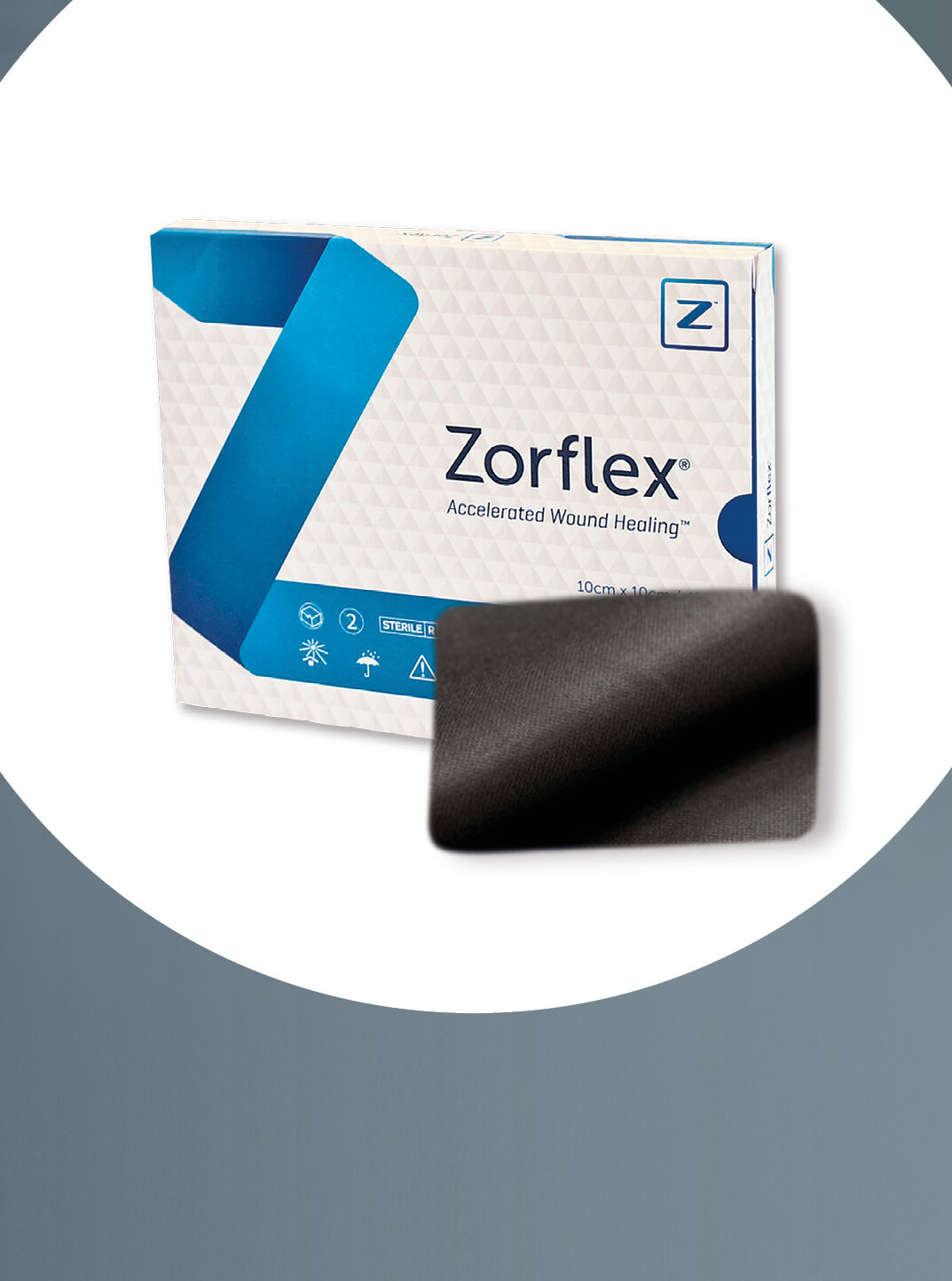 Im Fokus die Verpackung von sanaFactur Zorflex®, stehend mit einer Wundauflage im Vordergrund.