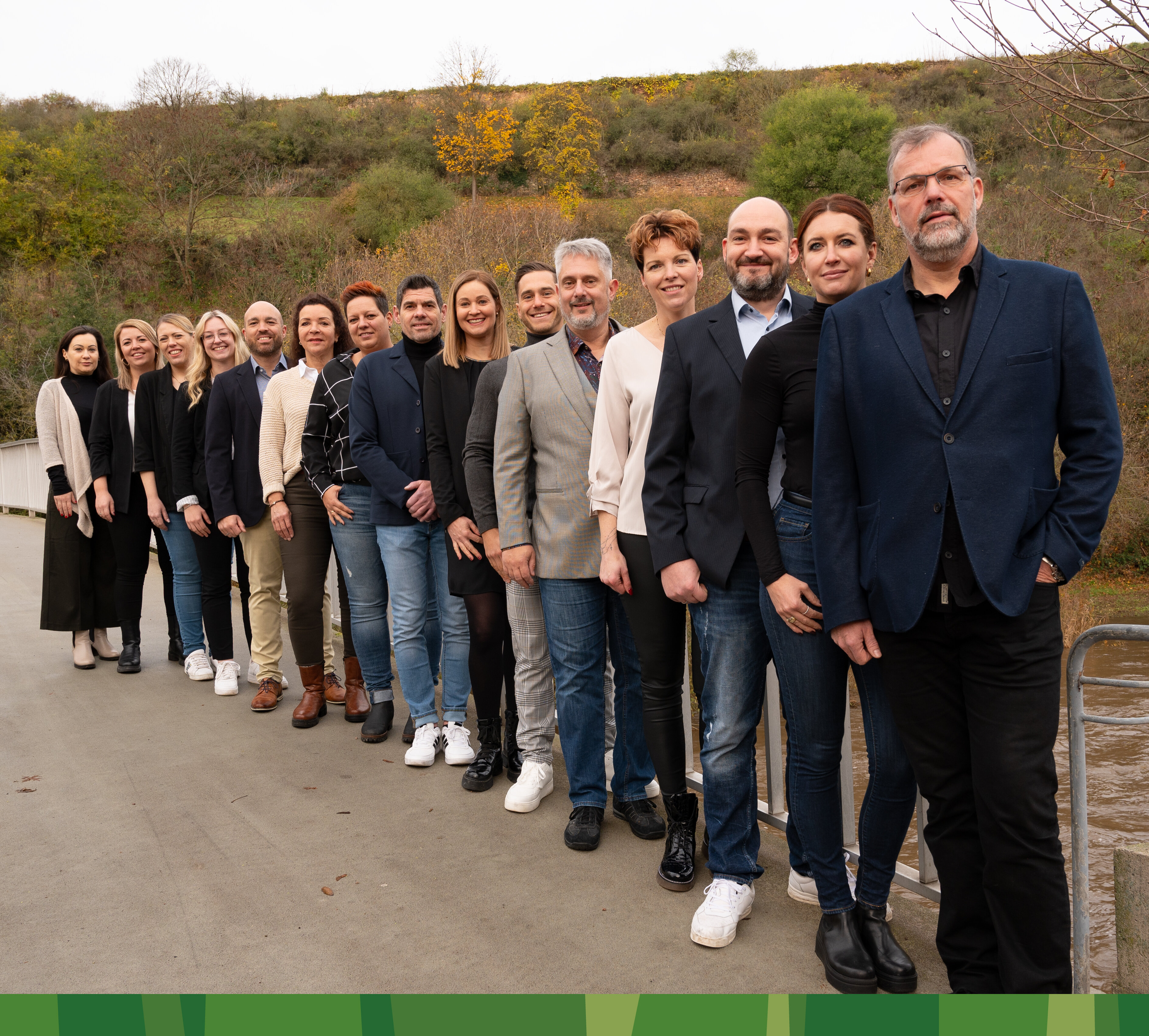 Unser Team von links nach rechts: Katharina, Laura, Alexandra, Larissa, Felix, Jacqueline, Heike, Erwin, Karin, Tobias, Joachim, Brigitte, Kolja, Tina und Bernd. Nicht abgebildet: Max und David. | © Bamboo Health Care GmbH