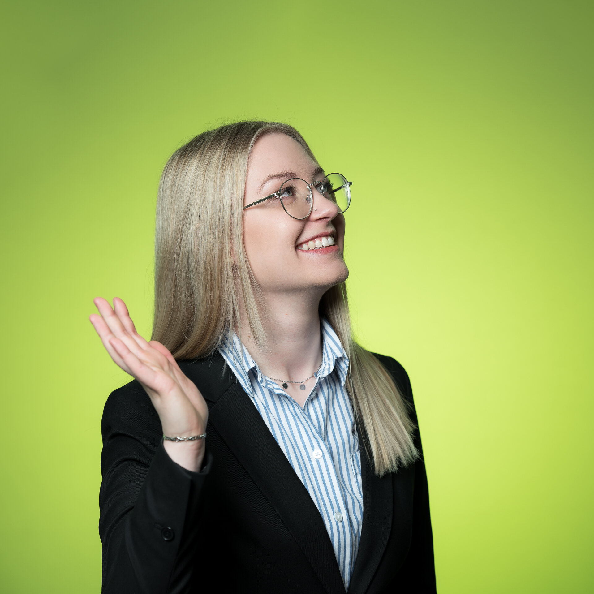 Larissa Burger winkt mit der rechten Hand nach oben und lächelt dabei. | © Bamboo Health Care GmbH