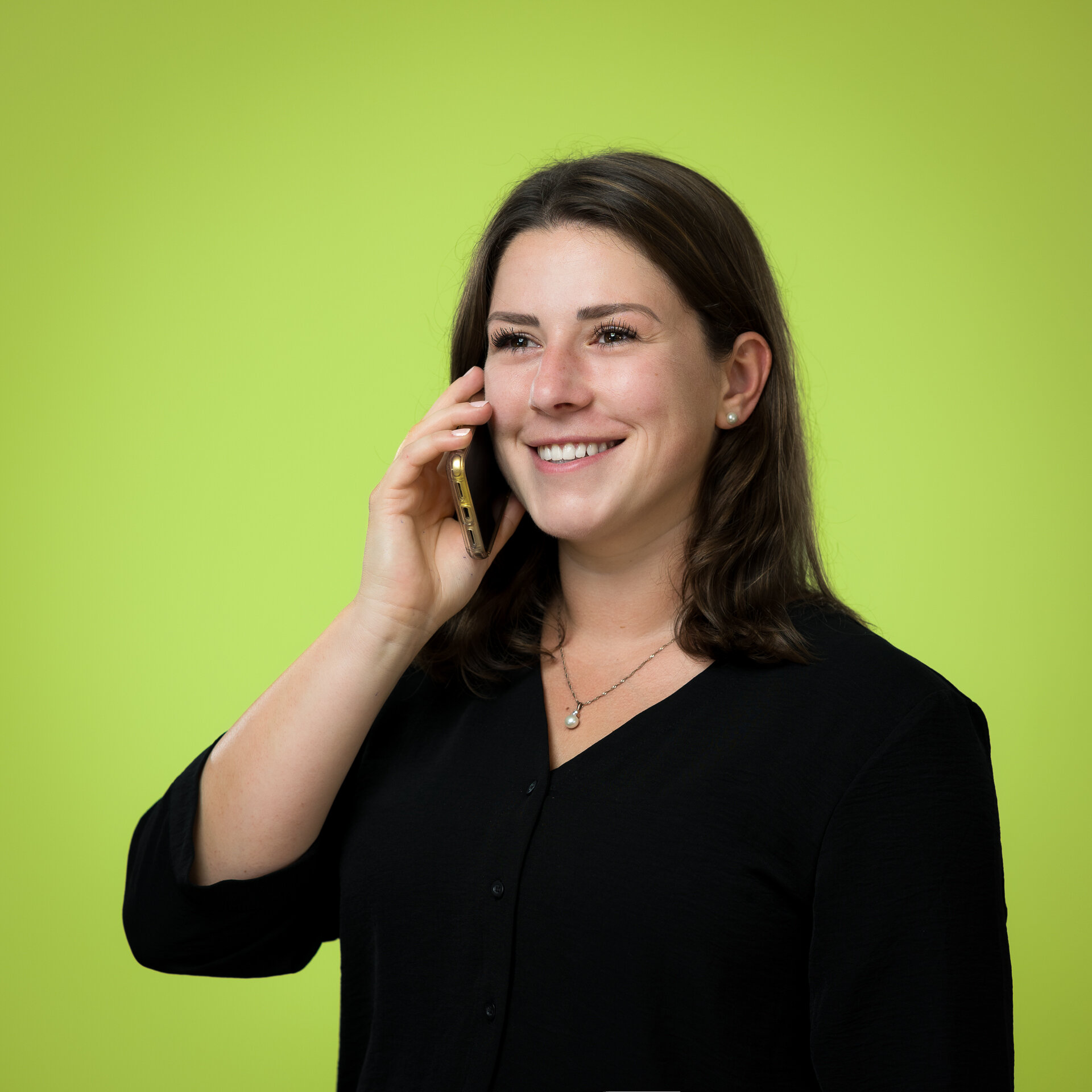 Tanja Lietz telefoniert mit Handy am Ohr und schaut dabei lächelnd nach vorne. | © Bamboo Health Care GmbH