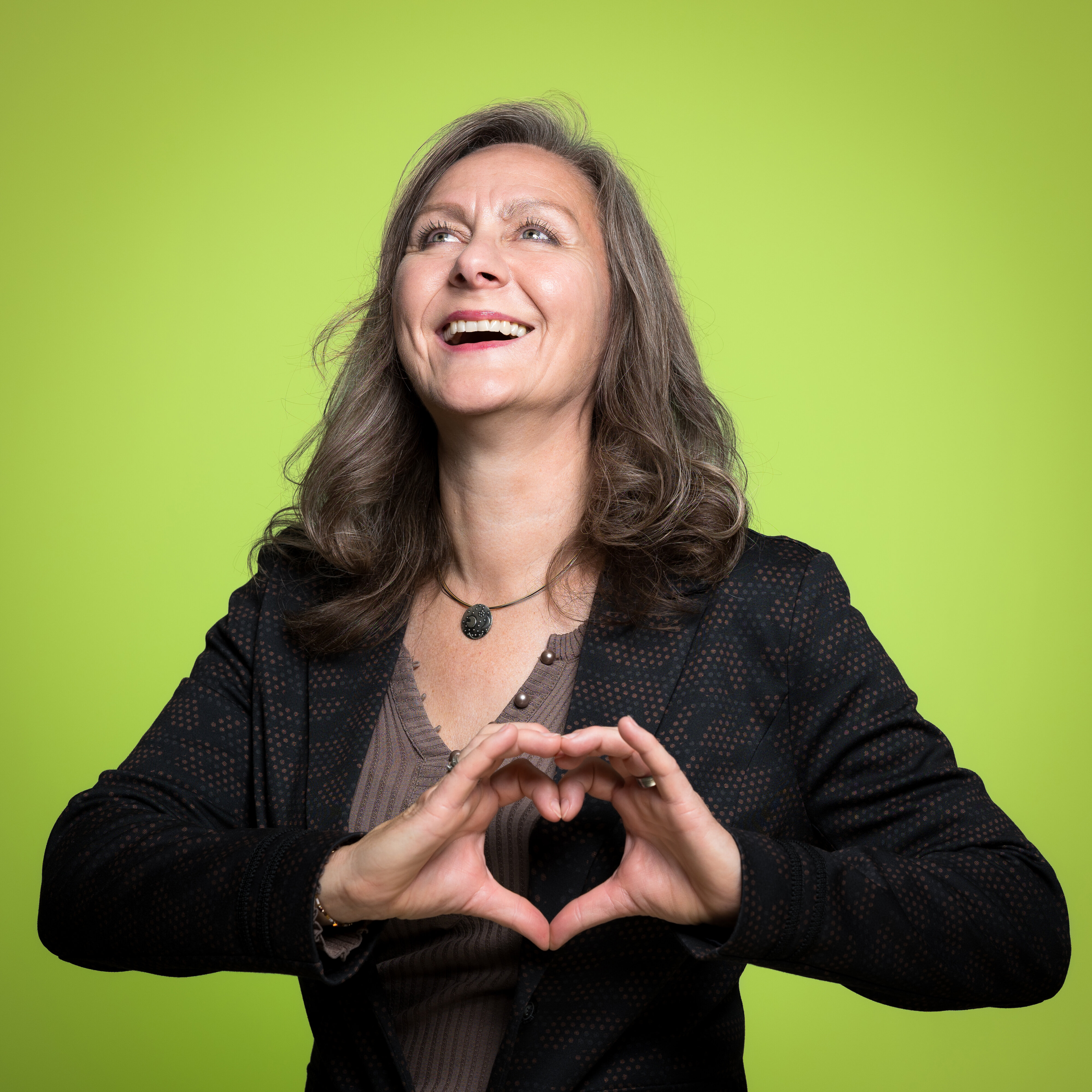 Sandra Kaersten formt mit Ihren Händen ein Herz und blickt lachend nach oben. | © Bamboo Health Care GmbH