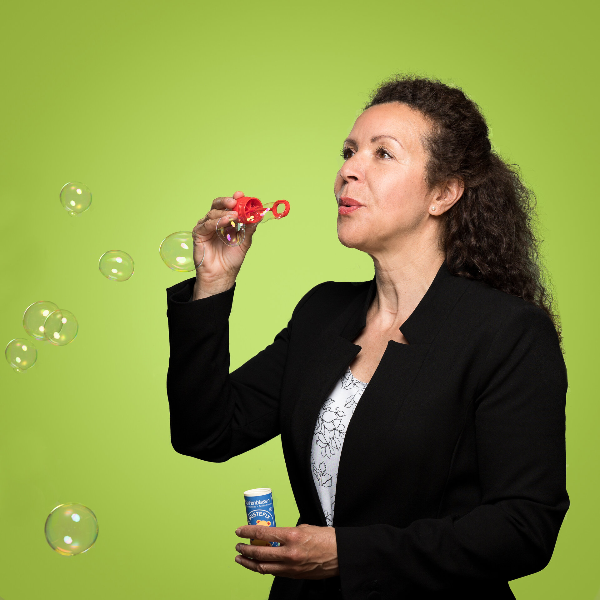 Jacqueline Goldack pustet Seifenblasen in die Luft. | © Bamboo Health Care GmbH