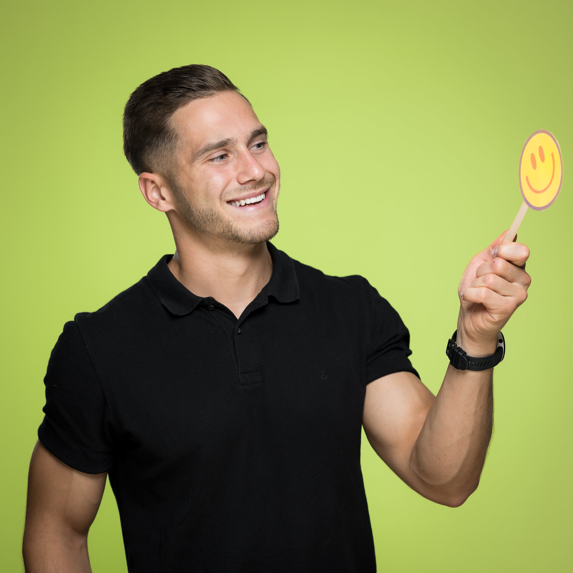 Tobias Winkler hält einen Stab mit einem gelben lachenden Smiley am Ende, der ihn anlacht. | © Bamboo Health Care GmbH
